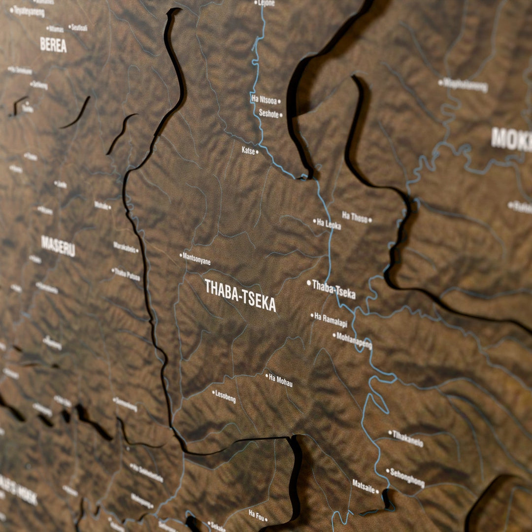 Lesotho ahşap haritasında uydu görüntülü katmanlı bölgeler ve isimler, yakın plan