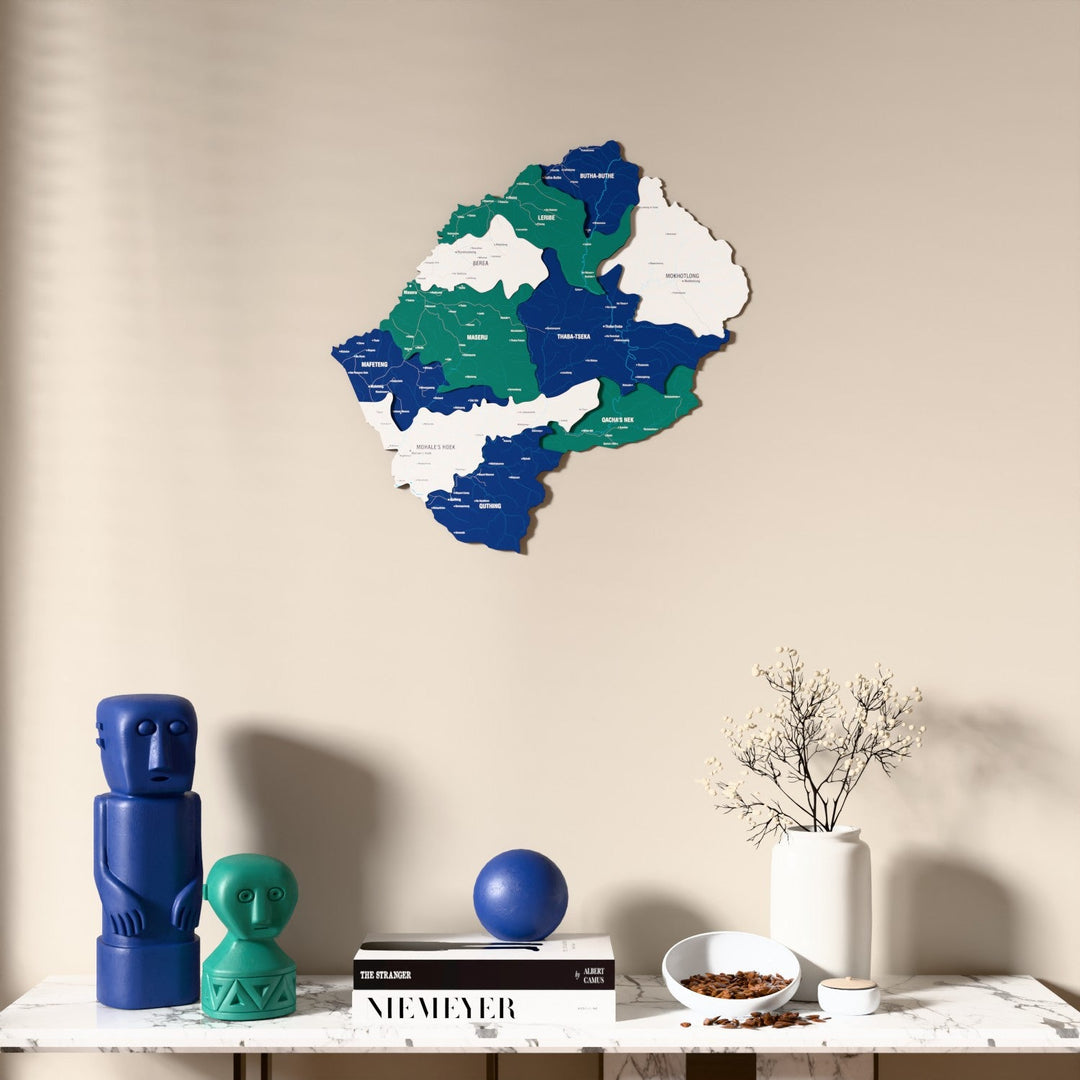 Lesotho UV baskılı ahşap harita, bayrak renkli, mermer konsolun üzerindeki duvarda, önden görünüm