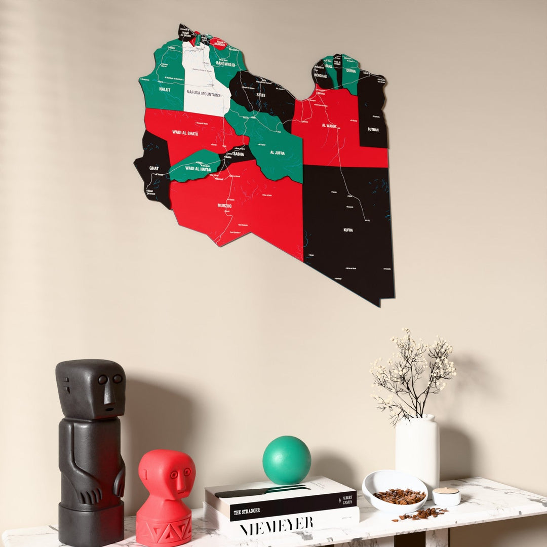 Libya UV baskılı ahşap harita, bayrak renkli, konsol ve biblolarla bej duvarda