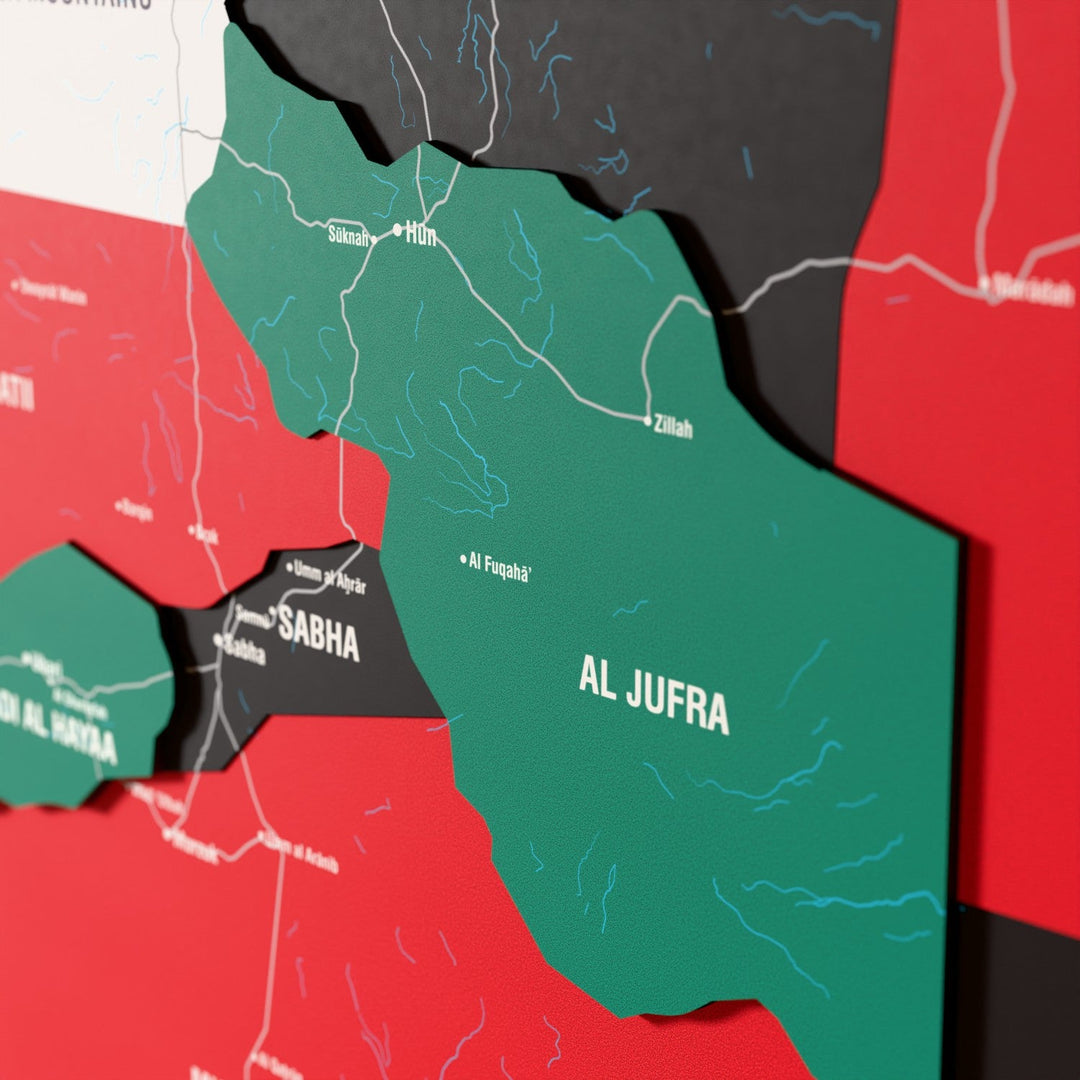 Libya ahşap haritasında bayrak renkli katmanlı bölgeler ve isimler, yakın plan