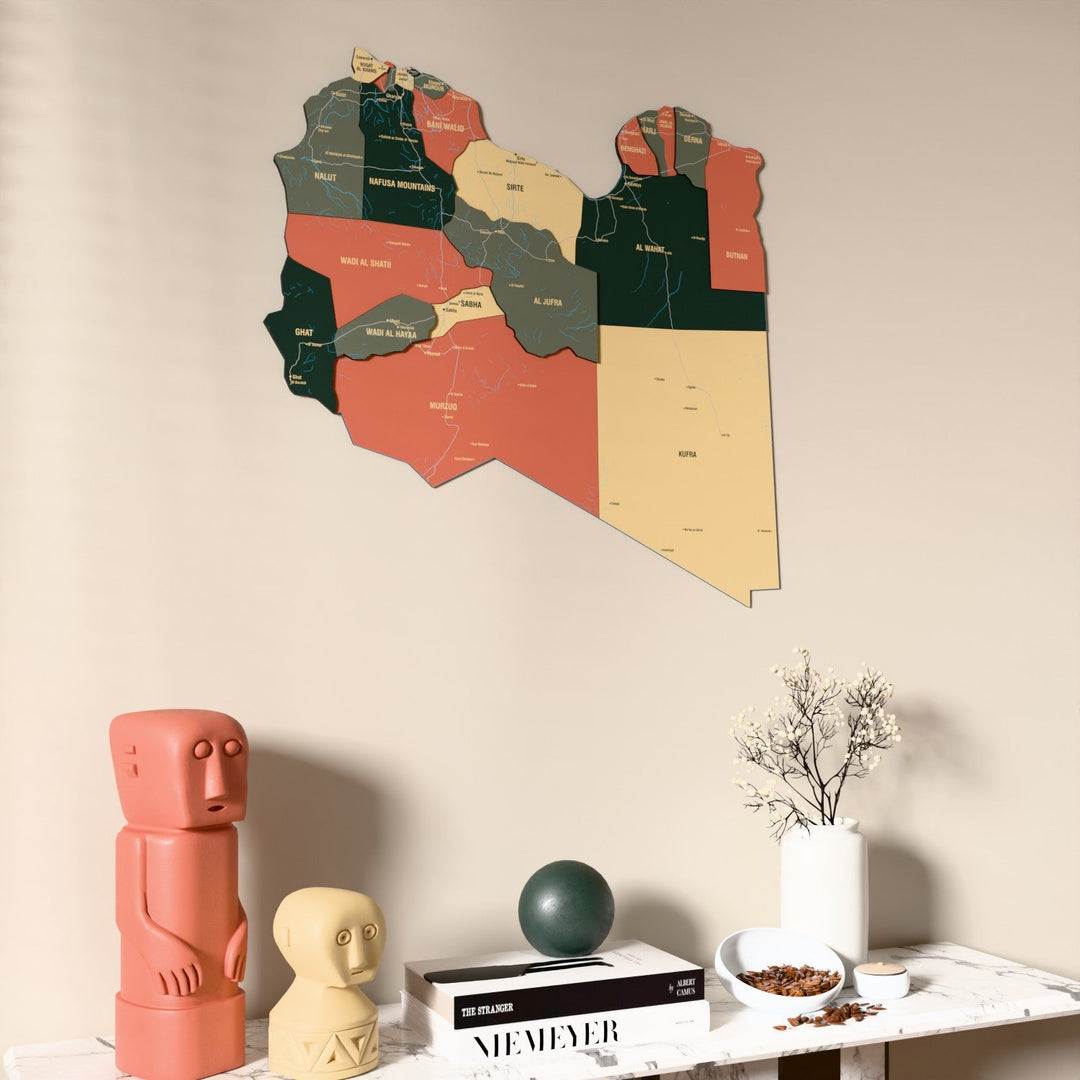 Libya UV baskılı ahşap harita, Sage renk, konsol ve biblolarla bej duvarda
