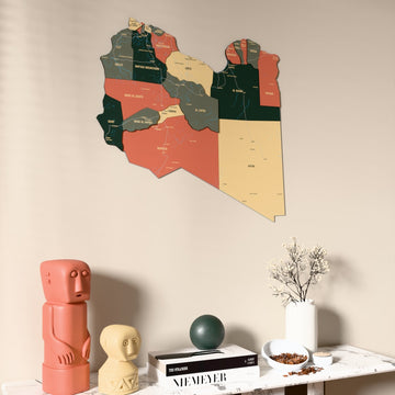 Libya UV baskılı ahşap harita, Sage renk, konsol ve biblolarla bej duvarda