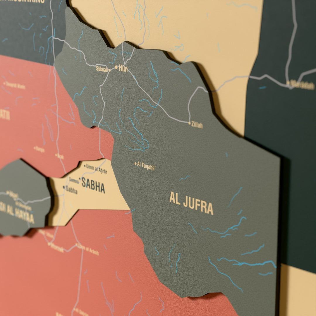 Libya ahşap haritasında Sage renk katmanlı bölgeler ve isimler, yakın plan