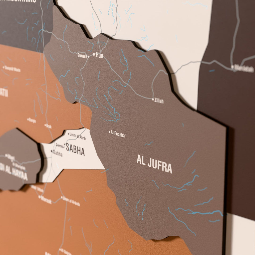 Libya ahşap haritasında Soil renk katmanlı bölgeler ve isimler, yakın plan