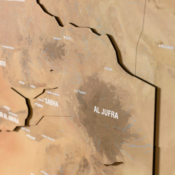 Libya ahşap haritasında uydu görüntülü katmanlı bölgeler ve isimler, yakın plan