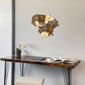 Litvanya ahşap duvar haritası, 90x69 cm, masa yüzeyi ve açık kitapla yakın kadraj
