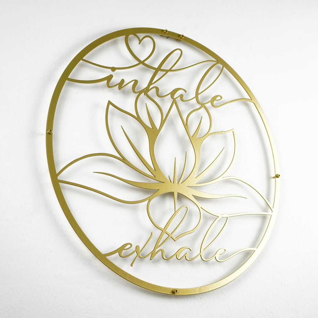 Altın lotus çiçeği metal duvar dekoru, sol açılı görünüm ve inhale exhale yazısı