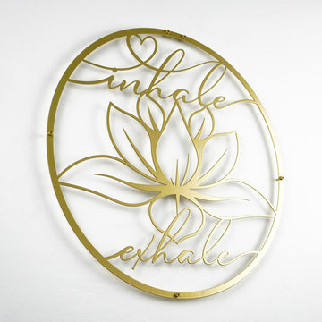 Altın lotus çiçeği metal duvar dekoru, sol açılı görünüm ve inhale exhale yazısı