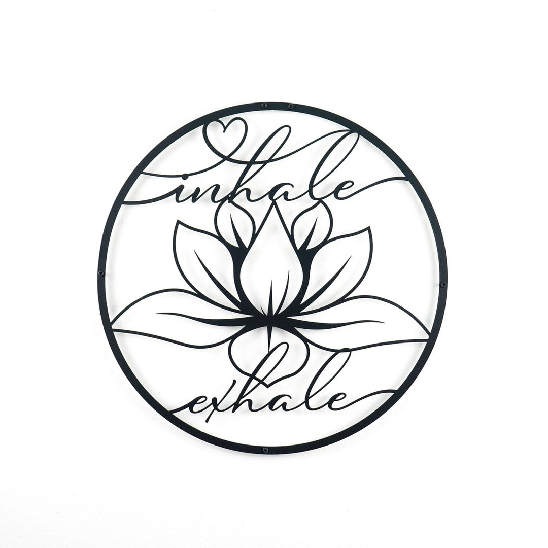 Siyah lotus çiçeği metal duvar tablosu, inhale exhale yazılı yuvarlak çerçeve, beyaz duvarda
