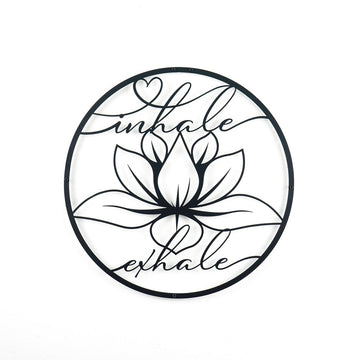 Siyah lotus çiçeği metal duvar tablosu, inhale exhale yazılı yuvarlak çerçeve, beyaz duvarda