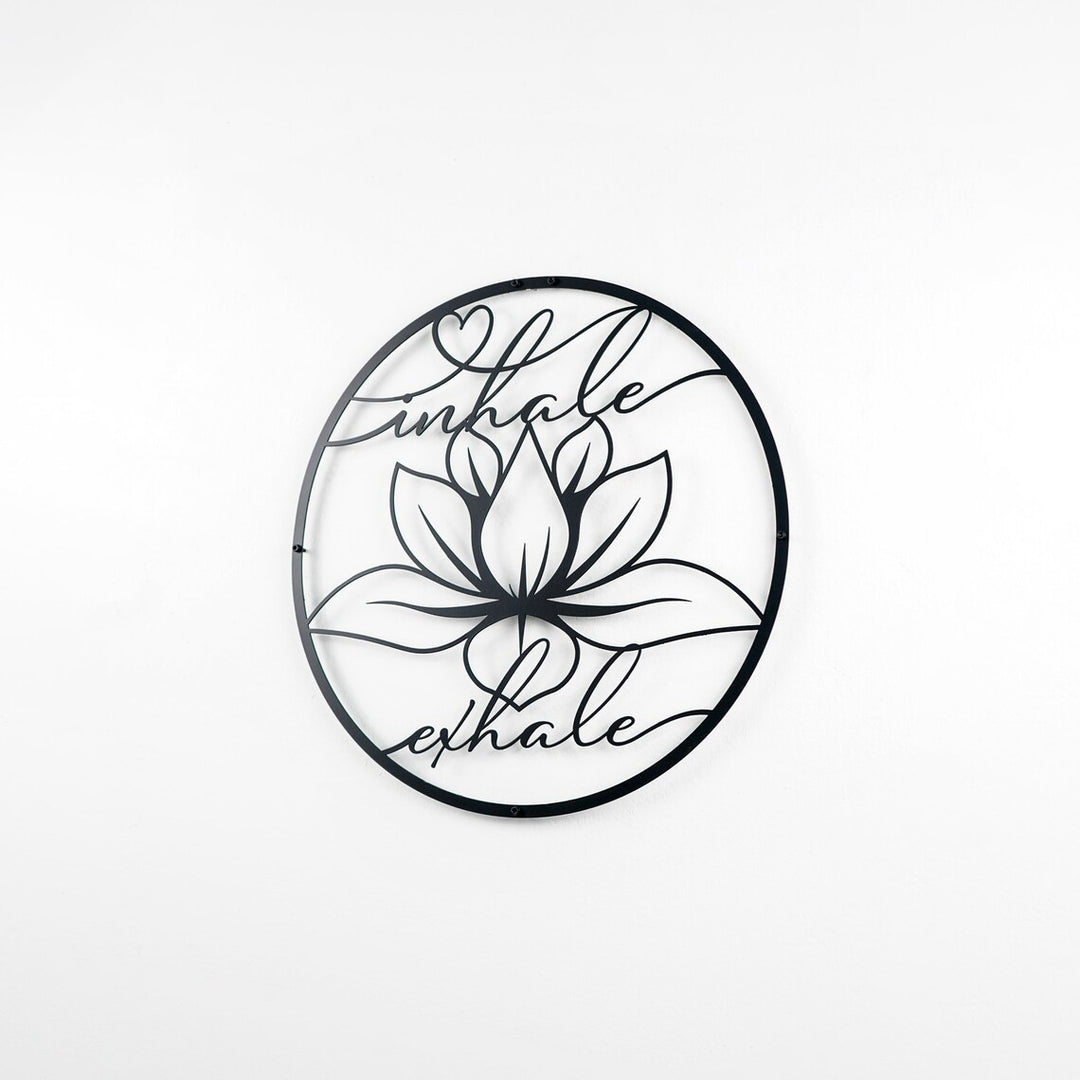 Siyah lotus çiçeği metal duvar tablosu, inhale exhale yazılı ince yuvarlak çerçeveli tasarım, beyaz duvarda
