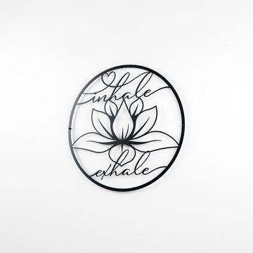 Siyah lotus çiçeği metal duvar tablosu, inhale exhale yazılı ince yuvarlak çerçeveli tasarım, beyaz duvarda