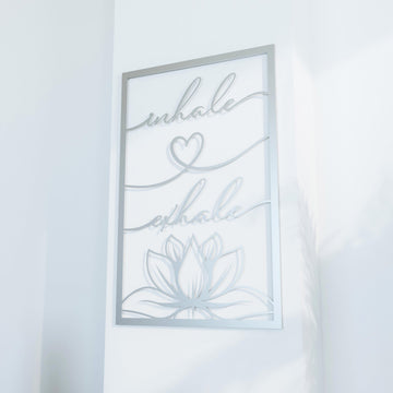 Gümüş Lotus Mandala metal duvar tablosu, sağdan açılı görünüm ve inhale exhale yazısı