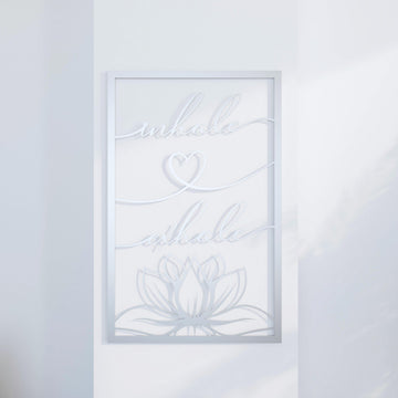 Gümüş Lotus Mandala metal duvar tablosu, inhale exhale yazısı ve lotus çiçeği, önden görünüm