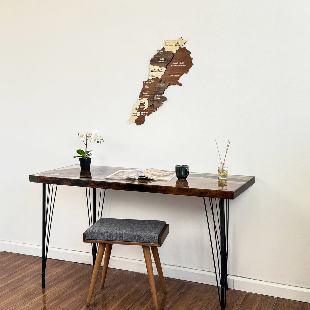 Lübnan ahşap duvar haritası, X-Large 74x90 cm, ahşap masa ve gri minderli tabure ile