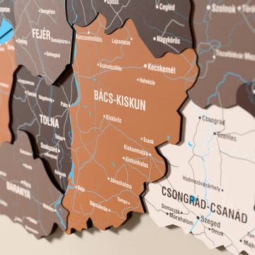 Macaristan ahşap haritasında Soil renk katmanlı bölgeler ve isimler, yakın plan
