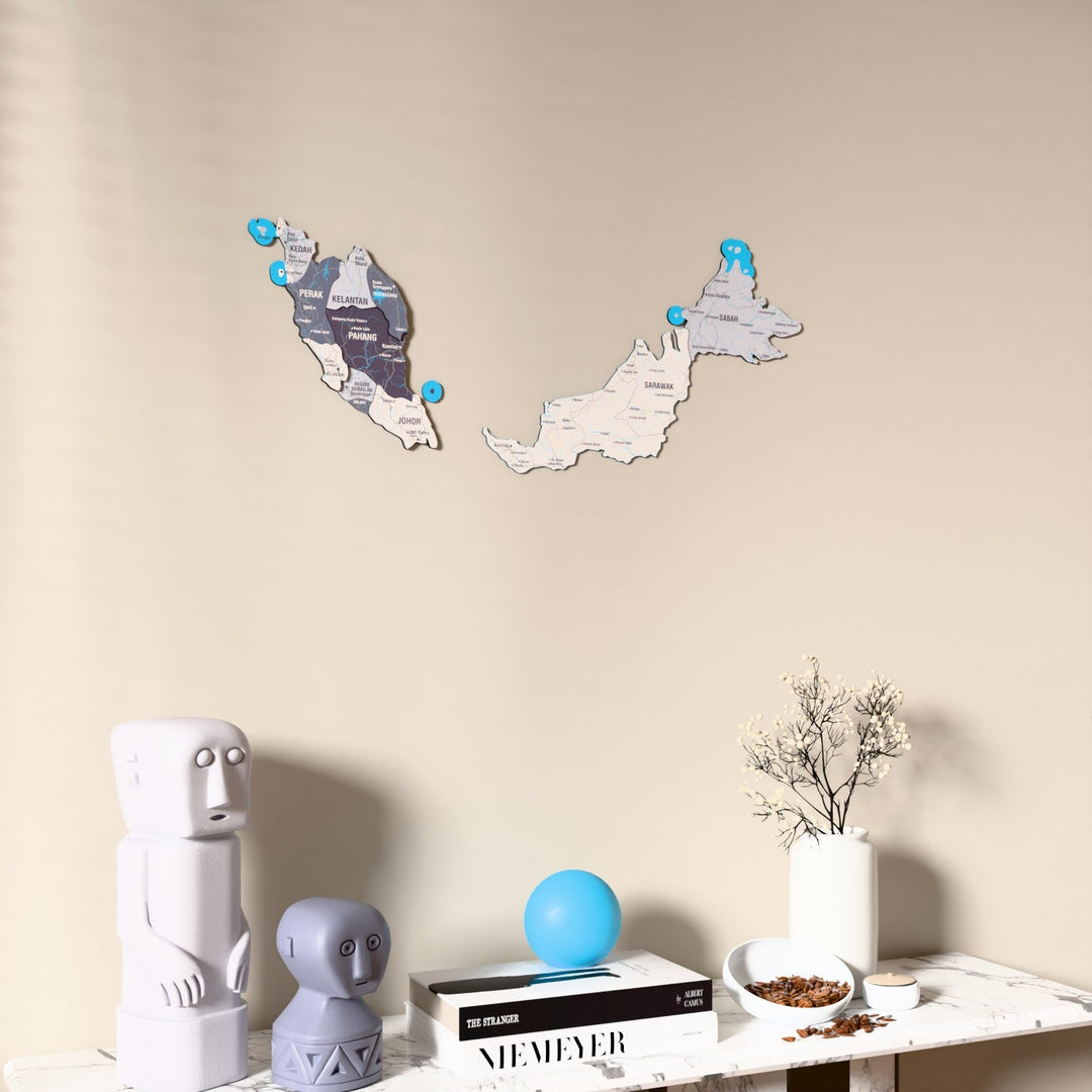 Malezya UV baskılı ahşap harita, Nimbus renk, konsol ve biblolarla bej duvarda