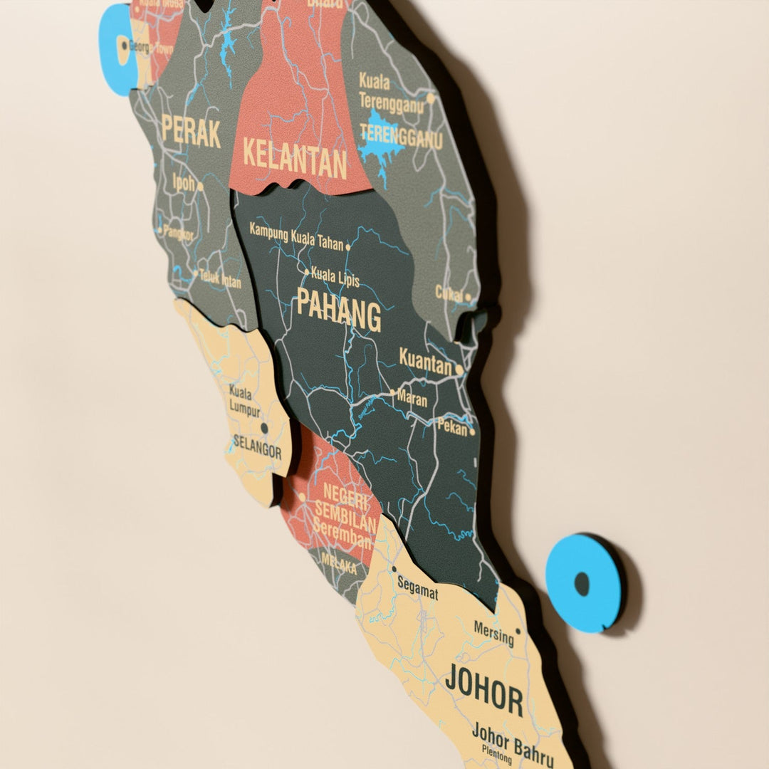 Malezya ahşap haritasında Sage renk katmanlı bölgeler ve isimler, yakın plan