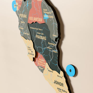 Malezya ahşap haritasında Sage renk katmanlı bölgeler ve isimler, yakın plan
