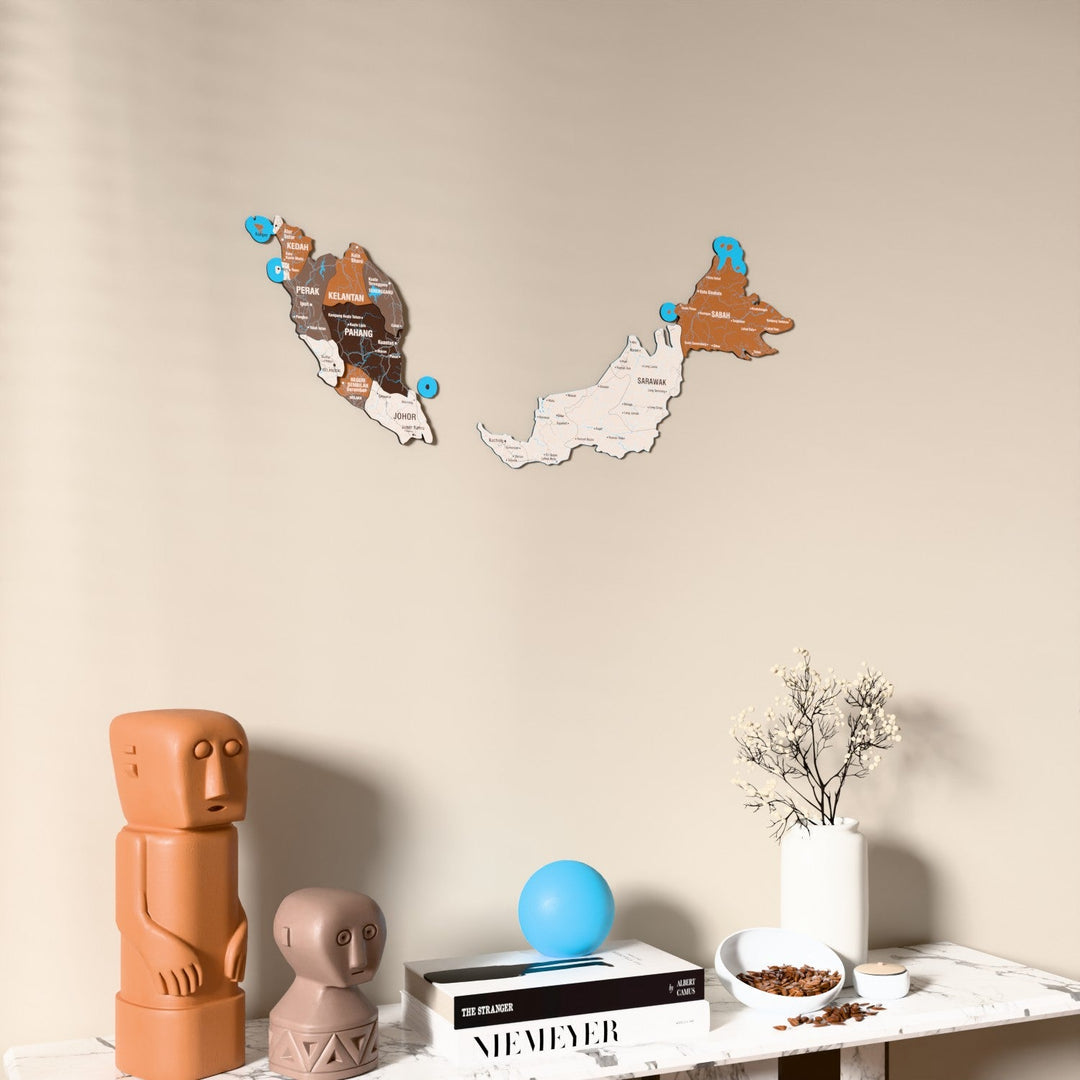 Malezya UV baskılı ahşap harita, Soil renk, konsol ve biblolarla bej duvarda
