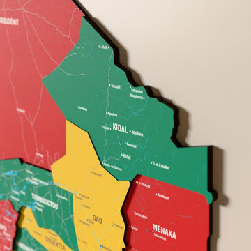 Mali ahşap haritasında bayrak renkli katmanlı bölgeler ve isimler, yakın plan