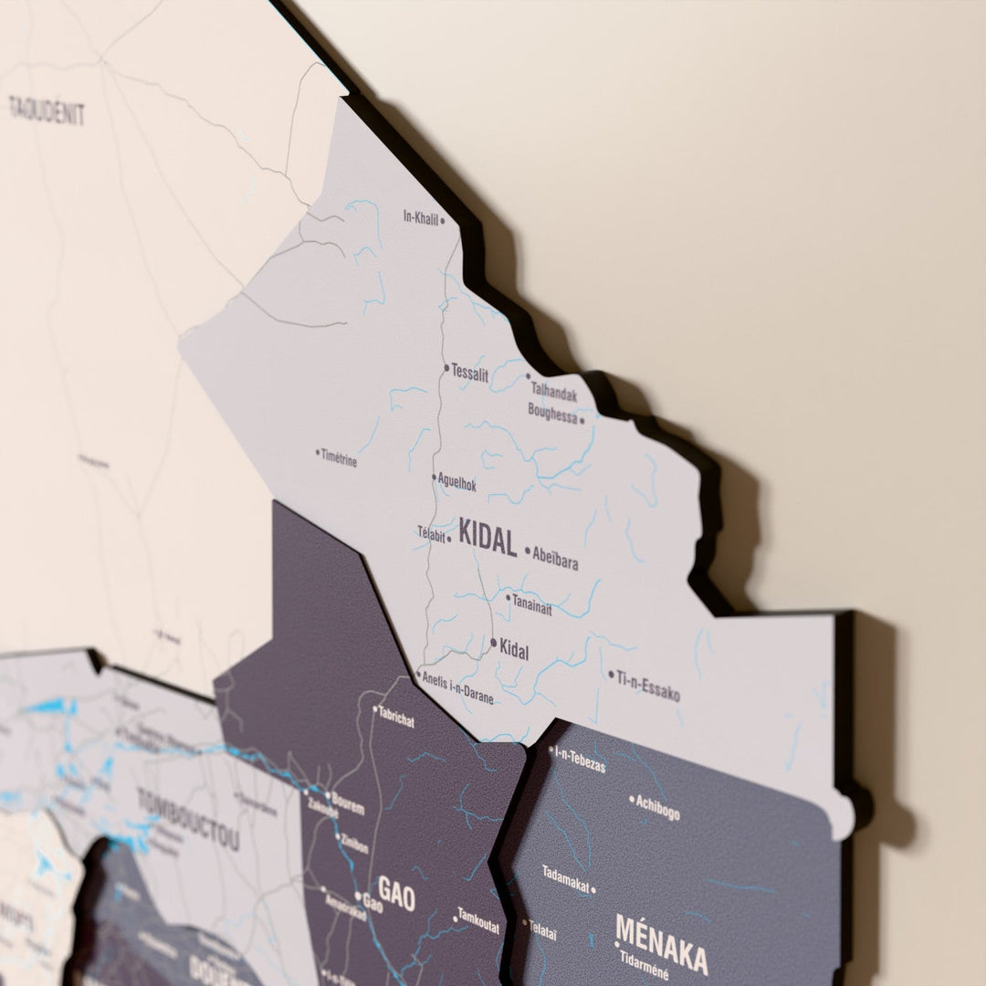 Mali ahşap haritasında Nimbus renk katmanlı bölgeler ve isimler, yakın plan