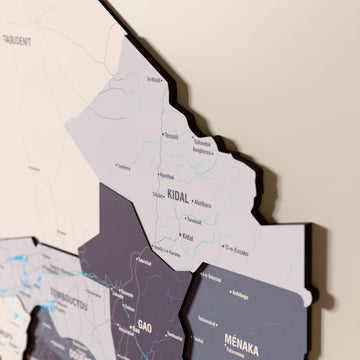 Mali ahşap haritasında Nimbus renk katmanlı bölgeler ve isimler, yakın plan