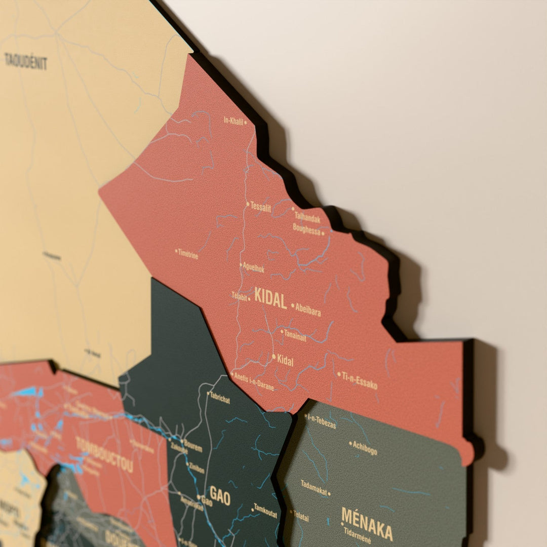 Mali ahşap haritasında Sage renk katmanlı bölgeler ve isimler, yakın plan