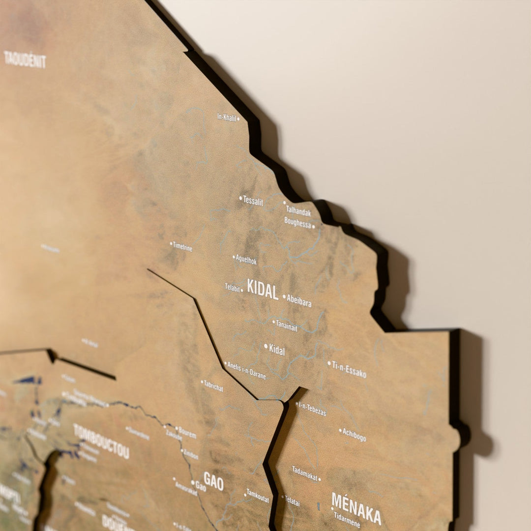 Mali ahşap haritasında uydu görüntülü katmanlı bölgeler ve isimler, yakın plan