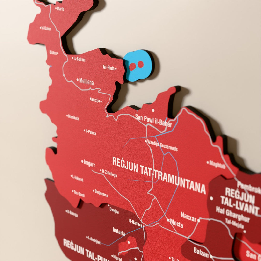 Malta ahşap haritasında bayrak renkli katmanlı bölgeler ve isimler, yakın plan