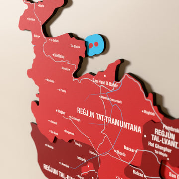Malta ahşap haritasında bayrak renkli katmanlı bölgeler ve isimler, yakın plan