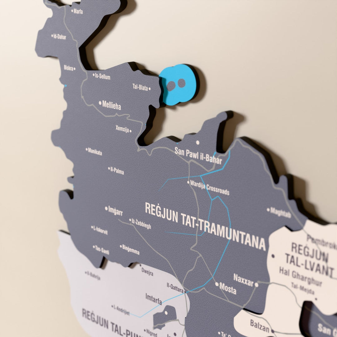 Malta ahşap haritasında Nimbus renk katmanlı bölgeler ve isimler, yakın plan