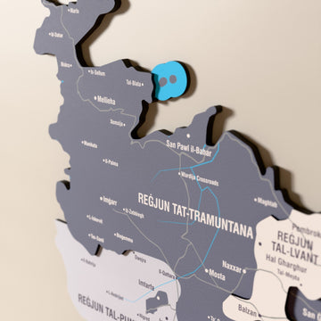 Malta ahşap haritasında Nimbus renk katmanlı bölgeler ve isimler, yakın plan