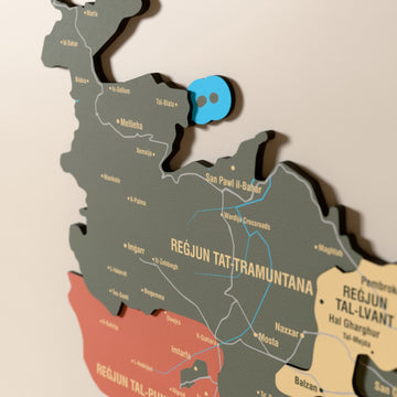 Malta ahşap haritasında Sage renk katmanlı bölgeler ve isimler, yakın plan