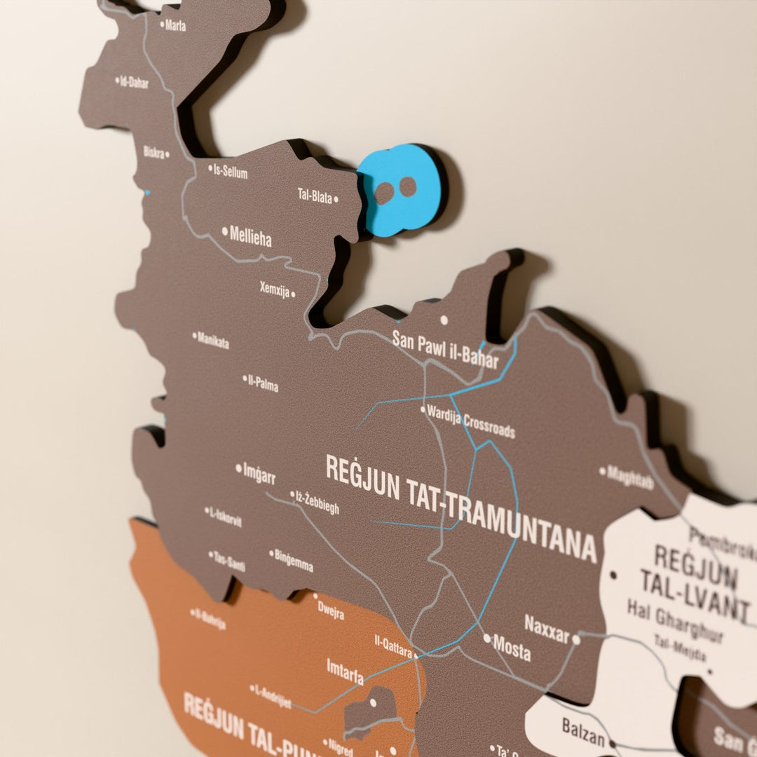 Malta ahşap haritasında Soil renk katmanlı bölgeler ve isimler, yakın plan
