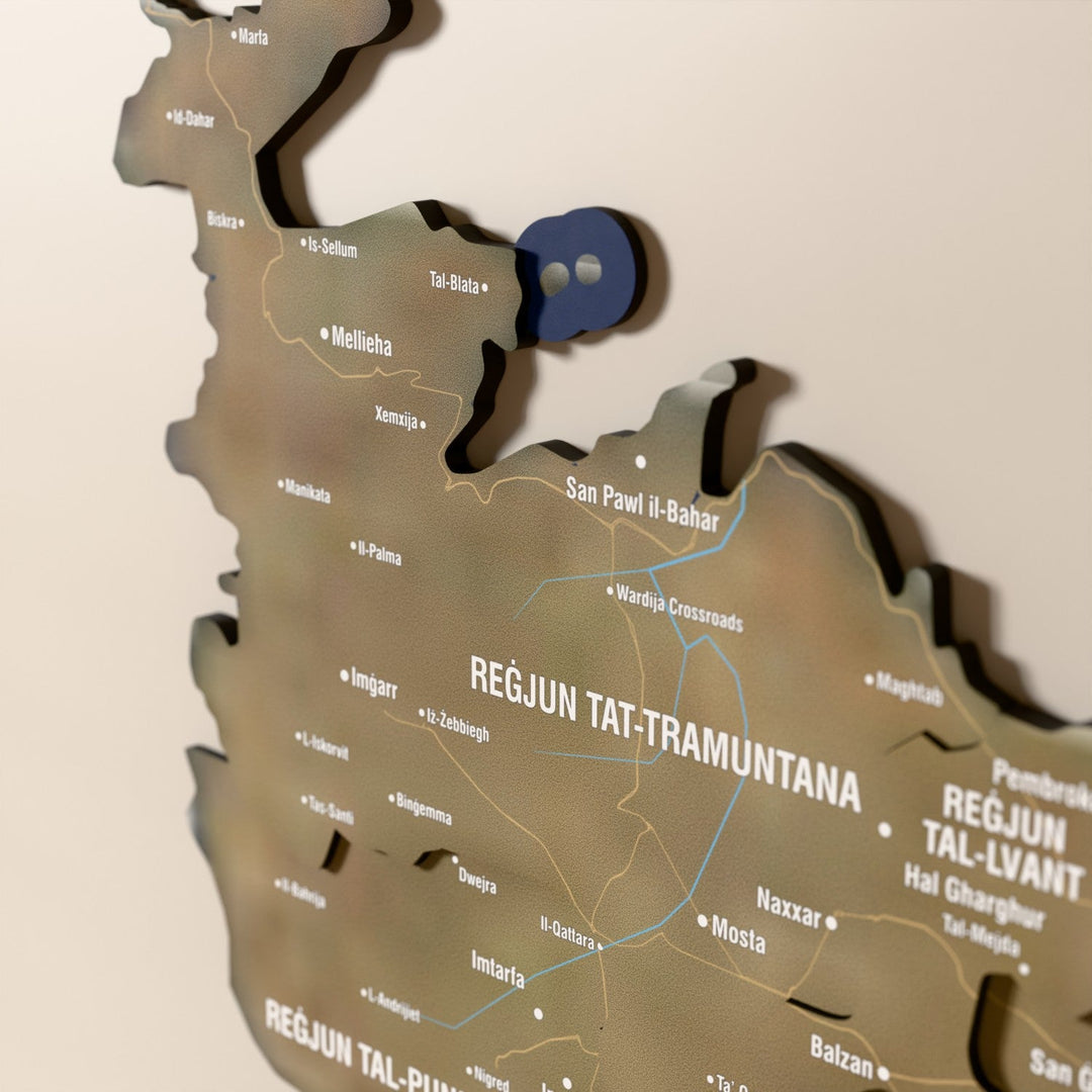 Malta ahşap haritasında uydu görüntülü katmanlı bölgeler ve isimler, yakın plan