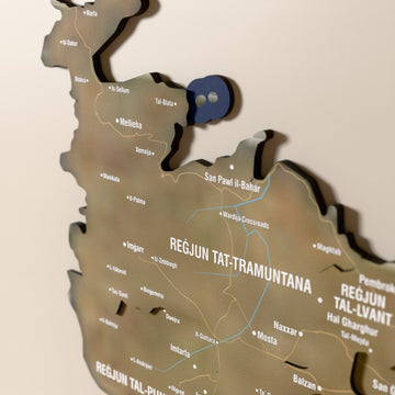Malta ahşap haritasında uydu görüntülü katmanlı bölgeler ve isimler, yakın plan