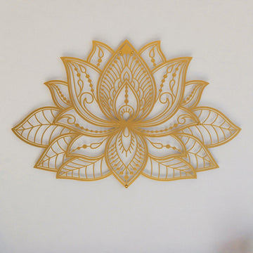 Altın lotus mandala metal duvar tablosu, açık renkli duvarda ön görünüm