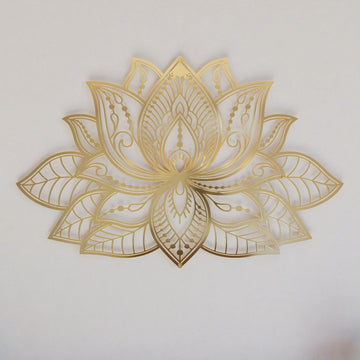 Parlak altın lotus mandala metal duvar tablosu, açık renkli duvarda ön görünüm