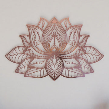 Parlak bakır lotus mandala metal duvar tablosu, açık renkli duvarda ön görünüm