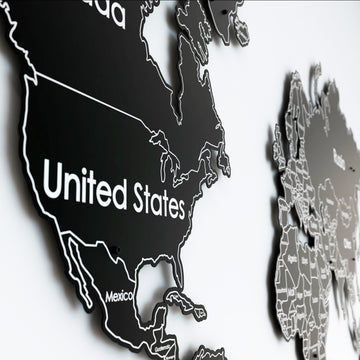 Siyah metal dünya haritasında Amerika Birleşik Devletleri bölgesi yakın çekim, kalın beyaz harfler