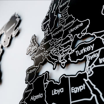 Siyah metal dünya haritasının Avrupa ve Türkiye bölgesi yakın çekimi, beyaz sınır çizgileri