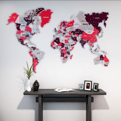 Crimson renkli metal dünya haritası, 110 x 70 cm, siyah konsol ve ayna çerçevelerin üzerinde duvarda