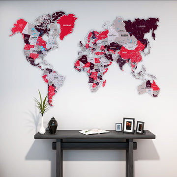 Crimson renkli metal dünya haritası, 110 x 70 cm, siyah konsol ve ayna çerçevelerin üzerinde duvarda