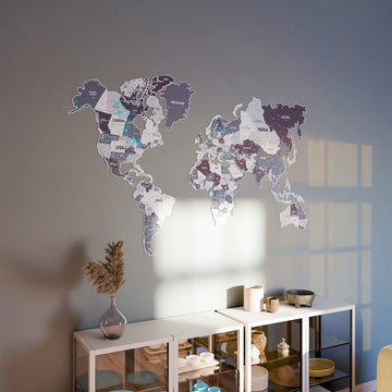 Nimbus metal dünya haritası, 150 x 95 cm, gri duvarda vitrinli dolabın üzerinde
