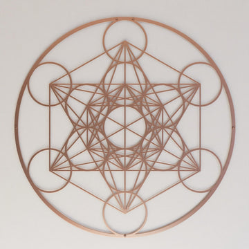 Bakır renkli Metatron Küpü geometrik metal duvar tablosu, beyaz duvarda ön görünüm