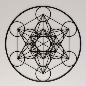 Siyah Metatron Küpü geometrik metal duvar tablosu, beyaz duvarda ön görünüm
