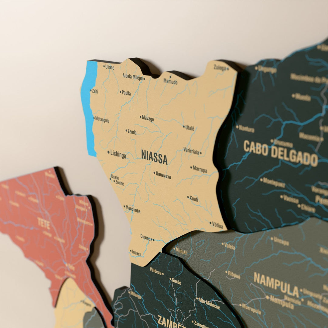 Mozambik ahşap haritasında Sage renk katmanlı bölgeler ve isimler, yakın plan