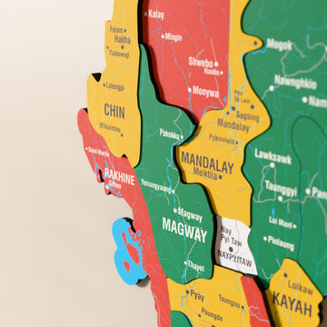 Myanmar ahşap haritasında bayrak renkli katmanlı bölgeler ve isimler, yakın plan