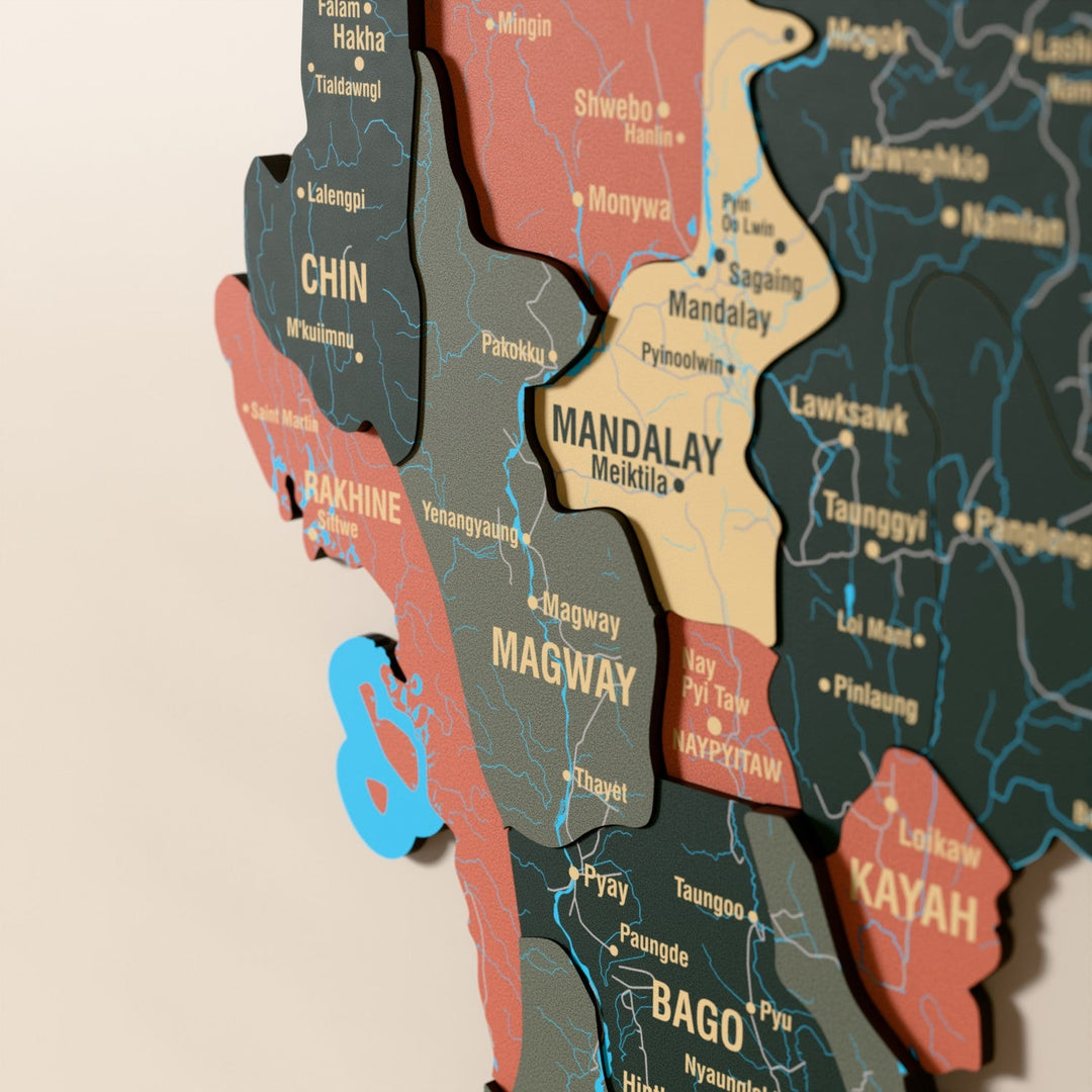 Myanmar ahşap haritasında Sage renk katmanlı bölgeler ve isimler, yakın plan